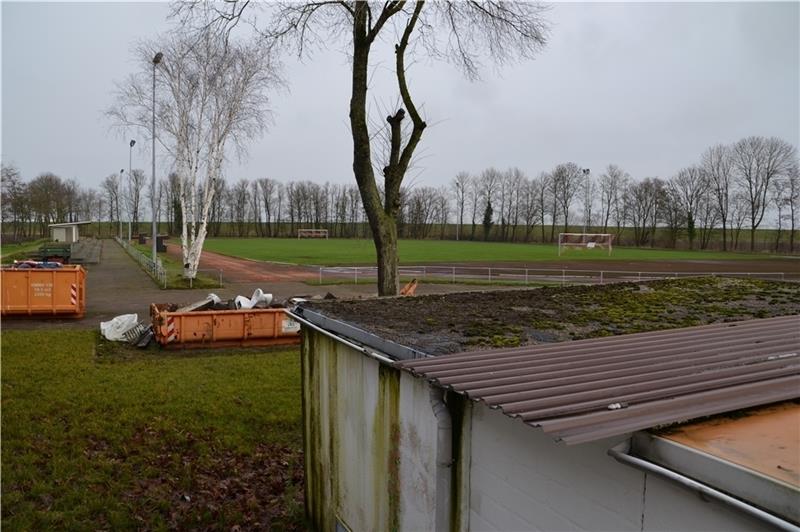 Seit Jahrzehnten liegt die 400-Meter-Laufbahn der Sportanlage Am Bassin brach. Foto: Helfferich