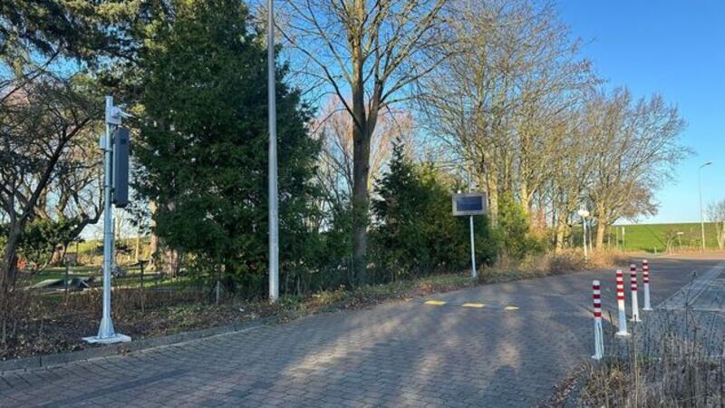 Seit Juli 2025 läuft das Parken auf dem Messeplatz in Döse schrankenlos über Kennzeichenerkennung - bezahlt oder freigeschaltet wird am Automaten, online oder per Tablet in der Kugelbake-Halle.