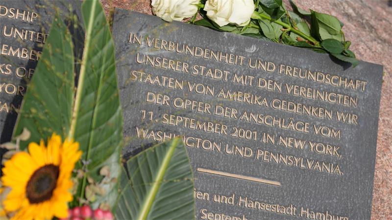 Seit Juli vergangenen Jahres erinnern zwei Gedenktafeln vor dem ehemaligen US-Generalkonsulat auf Englisch und Deutsch an die Opfer der Anschläge vom 11. September 2001. 