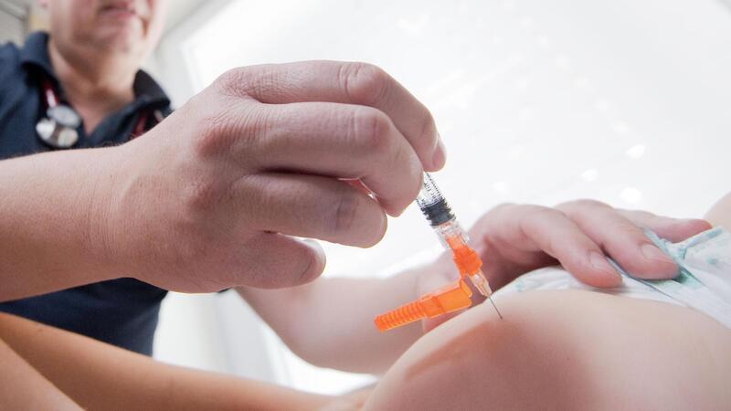 Cuxhaven als Beispiel: So setzen Behörden die Masernimpfpflicht durch Seit März 2020 gilt in Kitas, Schulen, Kliniken und anderen Einrichtungen eine Masern-Impfpflicht.