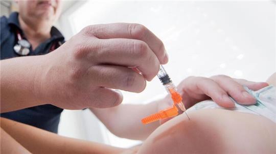 Seit März 2020 gilt in Kitas, Schulen, Kliniken und anderen Einrichtungen eine Masern-Impfpflicht.