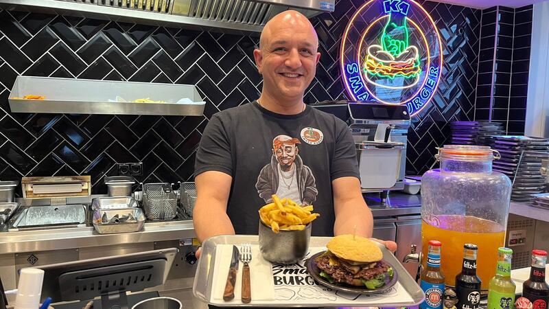 Seit März 2024 betreibt Keyvan Riemer in der Großen Schmiedestraße den Laden "K1 Smash Burger".