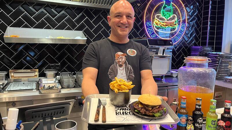 Restaurants und Kneipen im Kreis Stade: Zwischen Bangen und Hoffnung Seit März 2024 betreibt Keyvan Riemer in der Großen Schmiedestraße den Laden K1 Smash Burger.