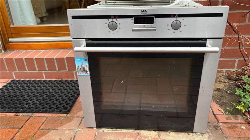 Erdrakete fehlgeleitet: Glasfaser-Schäden ärgern Nottensdorfer Seit Mai 2024 steht der defekte Backofen auf der Terrasse von Familie Terne. Eine Entschädigung hat sie bis heute nicht bekommen.