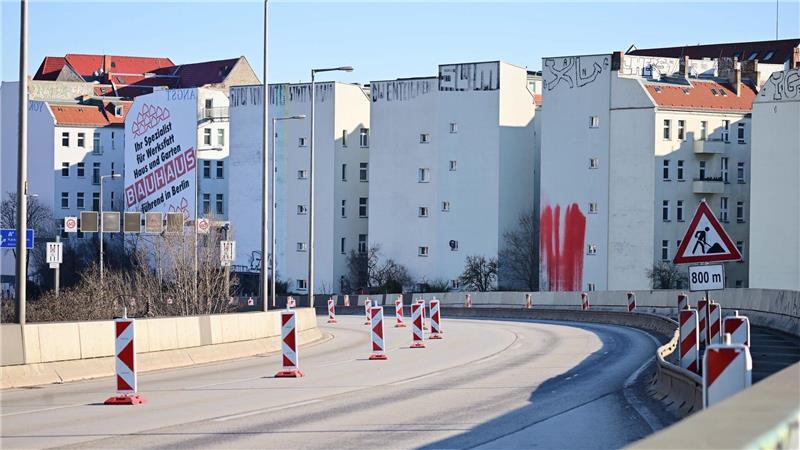Seit Mittwochabend ist die Stadtautobahnbrücke der A100 voll gesperrt. 