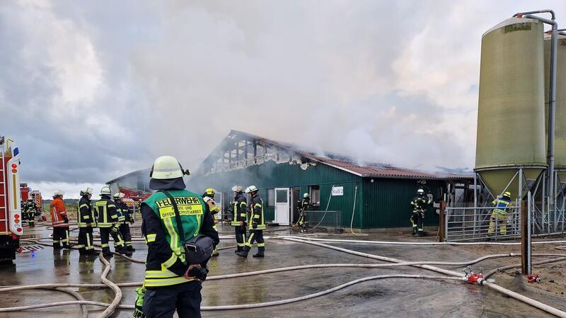 Seit Mittwochmorgen kämpfen Feuerwehrleute gegen die Flammen in einer Scheune in Köstersweg.