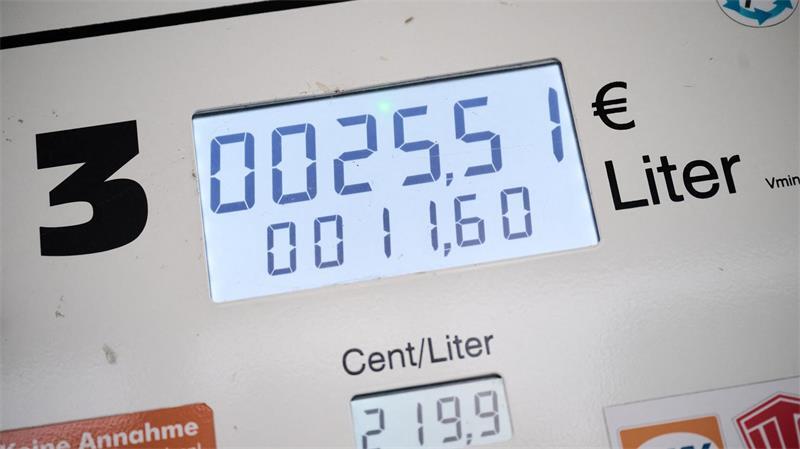 Seit Monaten sind hohe Preise für Benzin und Diesel eine Belastung für viele Verbraucher in Deutschland. (Archivbild)