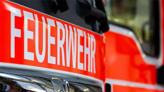 Seit Montag dauern die Löscharbeiten nach einem Dachstuhlbrand in Bremen an. (Symbolbild)