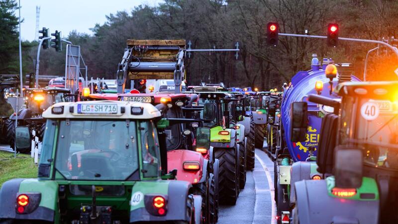 Polizei warnt: Trecker-Demo legt Feierabendverkehr für Pendler lahm Seit Montag protestieren die Landwirte gegen die geplante Kürzung von Subventionen. Mit Treckerkolonnen sorgen sie für Staus und Verkehrrstörungen.