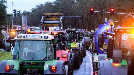 Seit Montag protestieren die Landwirte gegen die geplante Kürzung von Subventionen. Mit Treckerkolonnen sorgen sie für Staus und Verkehrrstörungen.