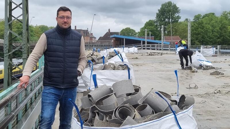 Seit Montag wird die Parkpalette am Bahnhof saniert. Betriebsleiter Paik-Eric Junge erklärt, was repariert wird.