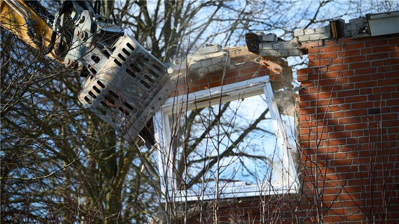 Seit Montagnachmittag laufen die Abrissarbeiten des Hauptgebäudes des Hauses Seeblick am Brodtener Steilufer in Travemünde.