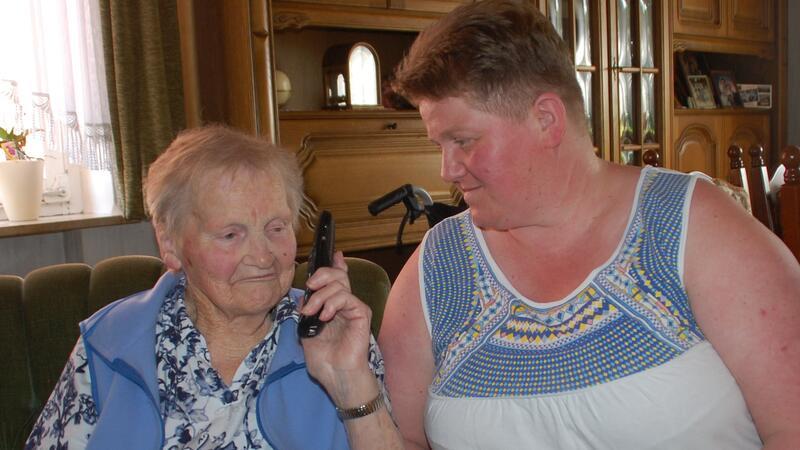 Seit Pfingsten warten Gertrud Wübbe und Tochter Gunda darauf, dass die Telefonleitung wieder funktioniert.