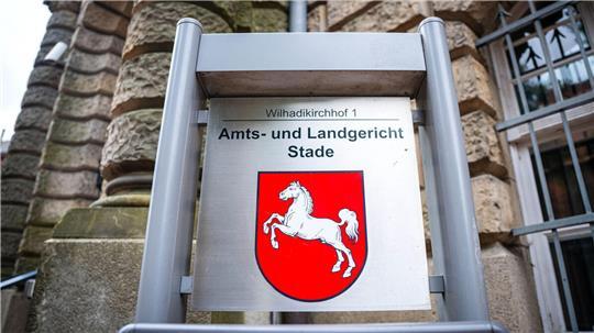 Seit September muss sich ein 62-jähriger Mann aus Nordleda vor dem Stader Landgericht wegen Mordes und Raub mit Todesfolge verantworten.