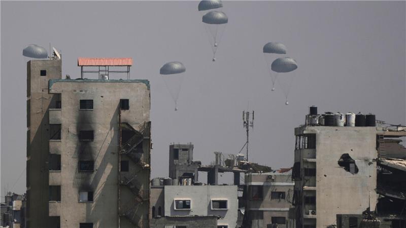 Regierung startet Luftbrücke und erhöht Druck auf Israel Seit Sonntag werfen Jordanien und die Vereinigten Arabischen Emirate in Koordination mit der israelischen Armee Hilfsgüter aus der Luft über dem Gazastreifen ab.