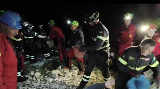 Seit Sonntagnachmittag saß der Mann in der Höhle fest.