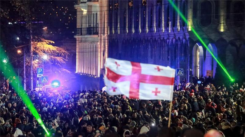 Proeuropäischer Protest in Georgien - Lage spitzt sich zu Seit Tagen demonstrieren Menschen in der Südkaukasusrepublik Georgien gegen die Abkehr vom EU-Kurs des Landes.