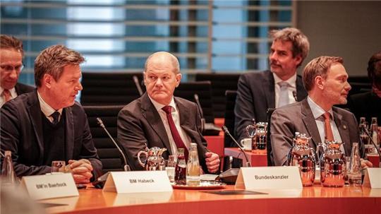 Seit Tagen verhandeln Vizekanzler Robert Habeck (v.l.), Kanzler Olaf Scholz und Finanzminister Christian Lindner über den Haushalt.