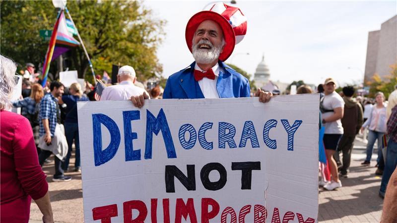 „No Kings“: Amerikaner gehen gegen Trump auf die Straße Seit Trumps zweiten Amtsantritt hat es in den USA deutlich mehr Demonstrationen als in seiner ersten Amtszeit gegeben.