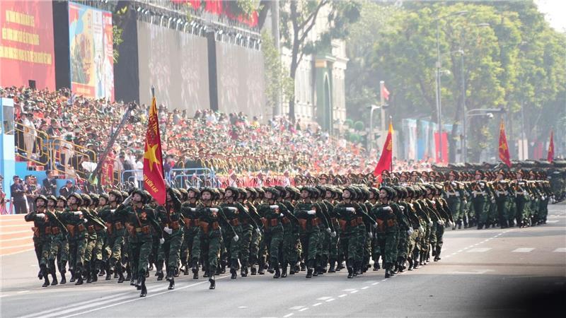 Vietnam feiert 50 Jahre Kriegsende - riesige Militärparade Seit Wochen hatten sich die Behörden auf den großen Tag vorbereitet.