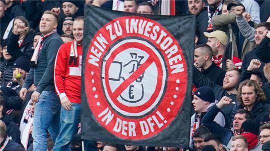 Seit Wochen protestieren die Fans in der ersten und zweiten Bundesliga gegen den Investoren-Einstieg bei der DFL.