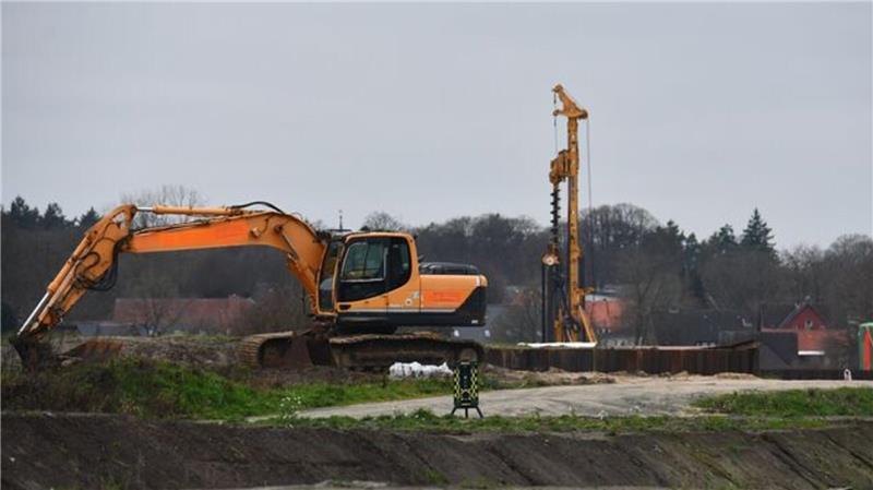 Stau und Ausfälle beim RE5 und auf der B73 - Baustellen im Überblick Seit Wochen rührt sich nichts mehr auf der Baustelle: Nachdem es Probleme bei der Stabilisierung des Baugrunds im Bereich der neuen Ostebrücke bei Hechthausen gegeben hat, geht es frühestens im nächsten Jahr weiter. Unklar ist: Wann und wie?