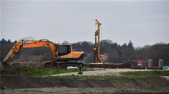 Seit Wochen rührt sich nichts mehr auf der Baustelle: Nachdem es Probleme bei der Stabilisierung des Baugrundes im Bereich der neuen Ostebrücke bei Hechthausen gegeben hat, geht es frühestens im nächsten Jahr weiter. Unklar ist: Wann und wie?