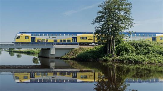 Seit dem 1. August bedient DB Regio die Strecke Hamburg - Stade - Cuxhaven (Symbolbild). Die blau-gelben Fahrzeuge der LNVG bleiben im Einsatz.