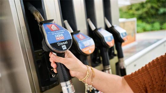 Seit dem 1. Oktober gilt für Benzin und Diesel, die Tanklager und Raffinerien verlassen, ein Steuernachlass von 16,7 Cent pro Liter. 