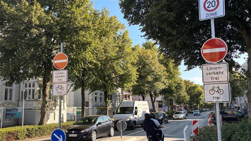 Seit dem 10. August ist die Bahnhofstraße eine Einbahnstraße. Kraftfahrzeuge dürfen nicht mehr in Richtung Bahnhof fahren.