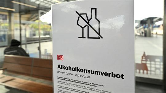 Seit dem 15. Oktober darf bundesweit an allen Bahnhöfen der Deutschen Bahn kein Alkohol mehr getrunken werden (Archivbild vom 15.10.).
