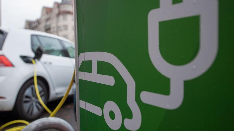 Seit dem 17. Dezember nimmt das Bundesamt für Wirtschaft und Ausfuhrkontrolle keine Anträge auf E-Autoförderung mehr an.