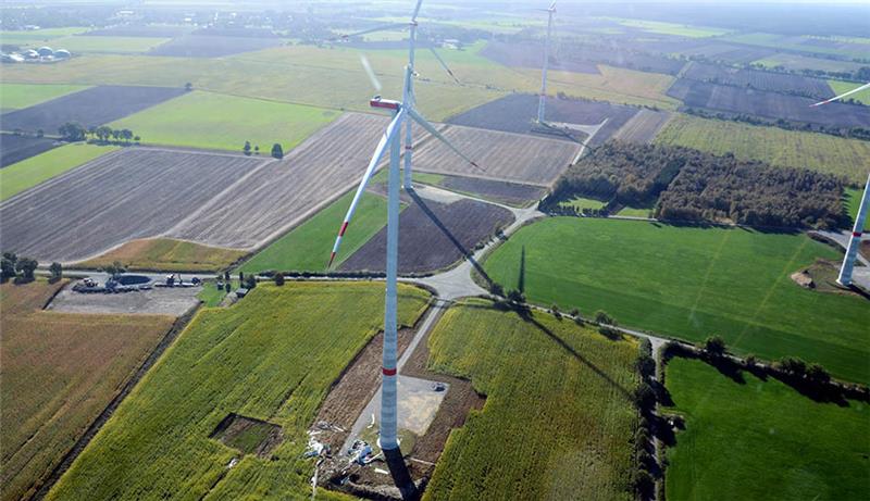 Seit dem 29. September ist der Windkraftflügel in Alfstedt komplett abgebrochen. Es sei kein Kran für die Bergung zu bekommen. Frühestens Ende Dezember soll eine Kranfirma nun Zeit haben. Foto: Algermissen