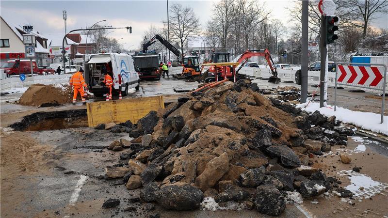 Seit dem 3. Januar 2026 behindert ein Wasserrohrbruch an der Kollaustraße den Verkehr im Nordwesten Hamburgs. (Archivbild)