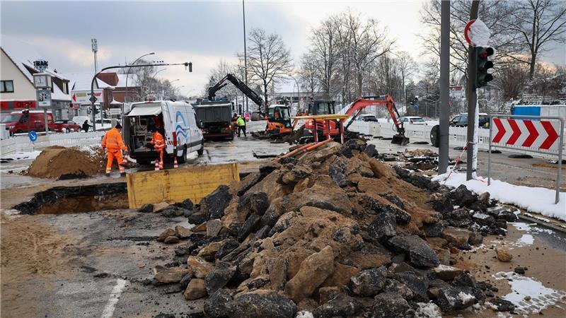 Seit dem 3. Januar 2026 behindert ein Wasserrohrbruch an der Kollaustraße den Verkehr im Nordwesten Hamburgs. (Archivbild)