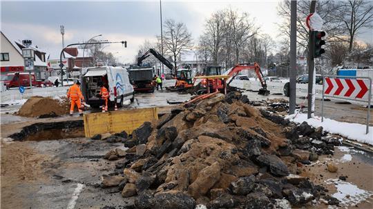Seit dem 3. Januar 2026 behindert ein Wasserrohrbruch an der Kollaustraße den Verkehr im Nordwesten Hamburgs. (Archivbild)