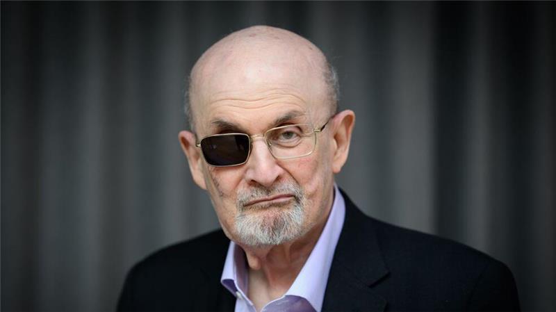 Seit dem Attentat ist Salman Rushdie stets mit Brille zu sehen. (Archivbild)