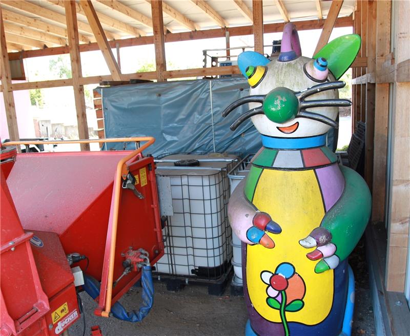 Seit dem Frühjahr nur noch von Bauhof-Mitarbeitern zu bewundern: Die Kunst-Katze steht neben den Maschinen im Schuppen. Foto Richter