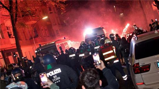 Seit dem Hamas-Terrorangriff auf Israel und dem Beginn des Gaza-Kriegs hat es in Berlin-Neukölln immer wieder Ausschreitungen bei pro-palästinensichen Demonstrationen gegeben.