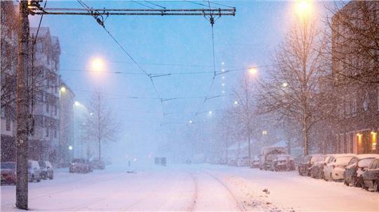 Seit dem Nachmittag verkehren nach Angaben des Unternehmens wieder einzelne Linien. Andere bleiben vorerst eingestellt.