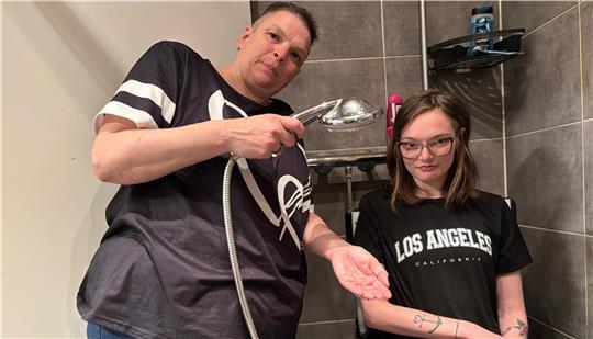 Seit dem Sommer ist Familie Großmann ohne Gas für Warmwasser und Heizung. Jetzt soll ihnen der Wasserhahn zudreht werden.