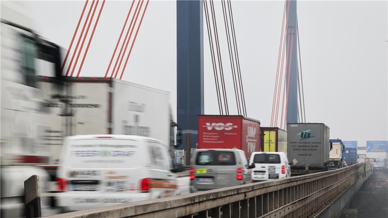Seit dem Unfall in den Morgenstunden waren die beiden rechten Fahrstreifen der A1 in Richtung Norden gesperrt. (Archivbild)