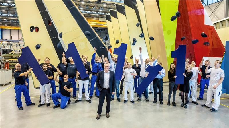 Seit dem ersten A300 fliegt jeder Airbus mit einem Seitenleitwerk aus Stade . Im Dezember feierte die Belegschaft mit Kai Arndt (vorne) die 11 111. Auslieferung. Foto Lange
