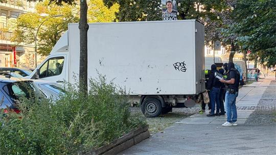 Seit dem frühen Morgen werden in ganz Berlin Razzien wegen des Verdachts auf illegalen Schusswaffenhandel durchgeführt. (Symbolbild)