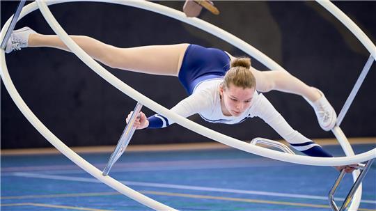Emilia Scheffer turnt im Rhönrad