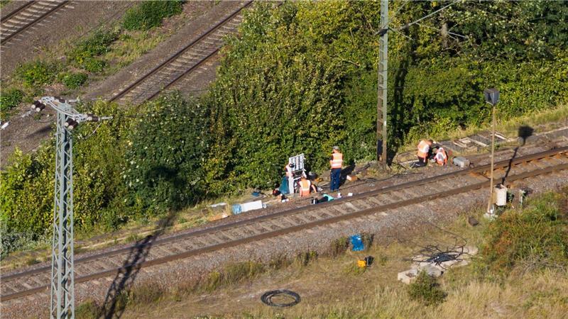 Staatsschutz ermittelt nach Brandstiftung an Bahnstrecke Seit dem späten Vormittag können die Fernzüge auf der wichtigen Ost-West-Verbindung zwischen Hannover und Berlin in beiden Richtungen wieder ohne Umleitungen und Verzögerungen fahren.