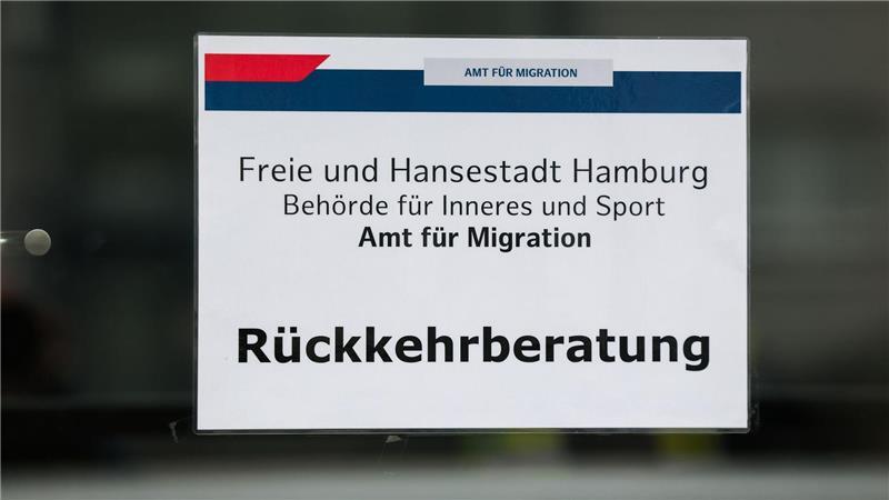 Seit dem vergangenen Wochenende seien nach Angaben des Bundesamtes für Migration und Flüchtlinge (BAMF) die ersten Personen in das Zentrum verlegt worden.