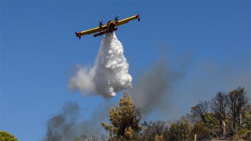 Brände in Griechenland wüten Seit den frühen Morgenstunden sind zahlreiche Löschflugzeuge im Einsatz.