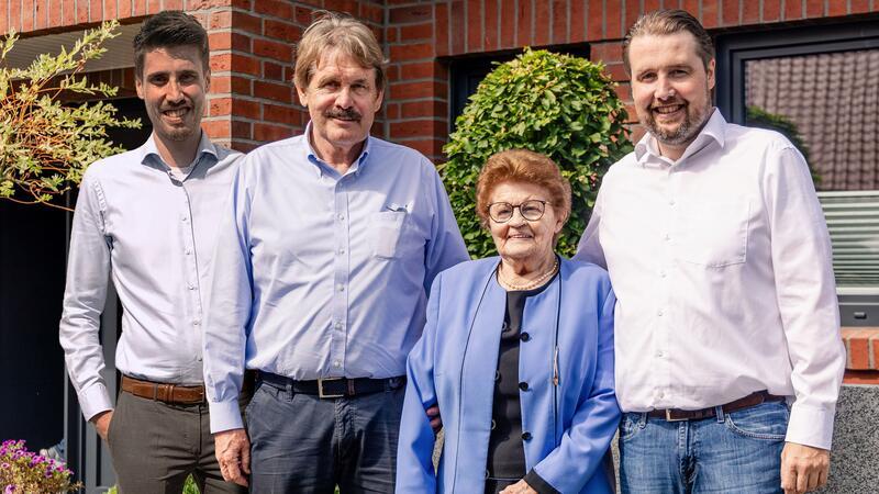 Von Harsefeld in die Republik: Die Erfolgsgeschichte von Viebrockhaus Seit der Gründung des Unternehmens durch ihren Mann Gustav († 2019) vor 70 Jahren stets mit dabei: Elfriede Viebrock ließ es sich auch mit 91 Jahren nicht nehmen, an den Feierlichkeiten teilzunehmen. Auf dem Bild mit Enkel Lars Viebrock, Sohn Andreas Viebrock und Enkel Dirk Viebrock (von links).