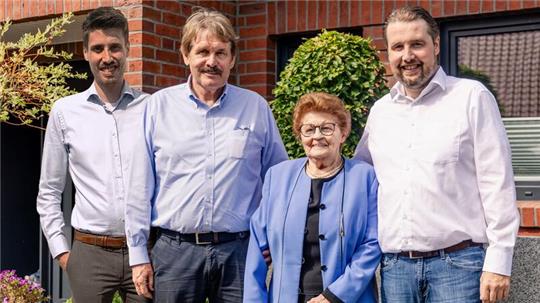 Seit der Gründung des Unternehmens durch ihren Mann Gustav († 2019) vor 70 Jahren stets mit dabei: Elfriede Viebrock ließ es sich auch mit 91 Jahren nicht nehmen, an den Feierlichkeiten teilzunehmen. Auf dem Bild mit Enkel Lars Viebrock, Sohn Andreas Viebrock und Enkel Dirk Viebrock (von links).